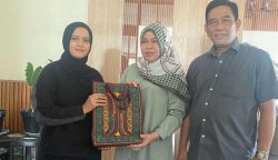 Plt Sekda Aceh Berkunjung ke Disdik Kalteng, Serahkan Cinderamata