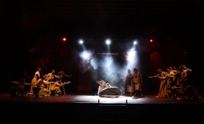 Kolaborasi 10 Sanggar Seni Meriahkan Panggung Budaya “Legenda Batu Bawui” di Palangka Raya