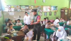 Babinsa 1016-01/Pahandut Dampingi Pembagian MBG di SDN 6 Palangka