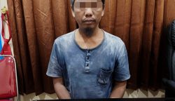 Tersangka saat diamankan polisi beserta barang bukti (foto : ist)