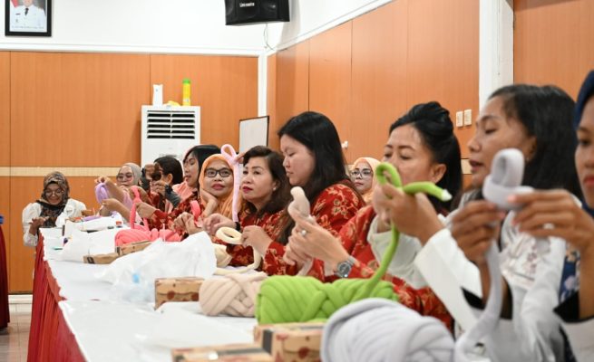 Tingkatkan Kreativitas, DWP Disdik Kalteng Gelar Workshop Pembuatan Chunky Bag