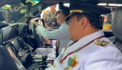Bawa Mobil KH 1, Gubernur Kalteng Agustiar Sabran Jadi Sopir untuk Wagub Edy Pratowo ke Istana Isen Mulang
