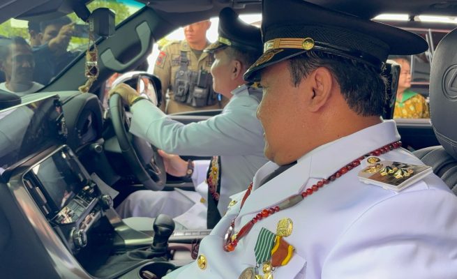 Bawa Mobil KH 1, Gubernur Kalteng Agustiar Sabran Jadi Sopir untuk Wagub Edy Pratowo ke Istana Isen Mulang