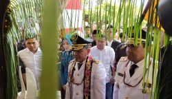 Gubernur dan Wagub Kalteng Disambut Prosesi Adat Dayak saat Memasuki Istana Isen Mulang