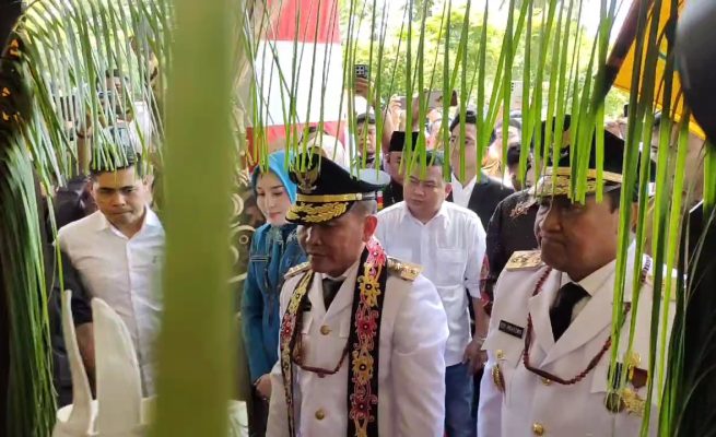 Gubernur dan Wagub Kalteng Disambut Prosesi Adat Dayak saat Memasuki Istana Isen Mulang