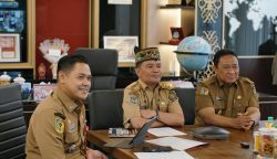 Gubernur Agustiar didampingi oleh Wakil Gubernur H. Edy Pratowo dan Plt. Kepala Dinas Pendidikan Provinsi Kalteng, Muhammad Reza Prabowo.