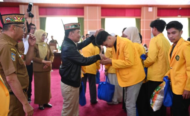 Gubernur Kalteng Serahkan Bantuan Sembako untuk 2.325 Mahasiswa KKN UPR