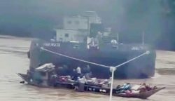 Kapal Tongkang Tabrak Perahu di Sungai Barito, Tiga Penumpang Dilaporkan Hilang
