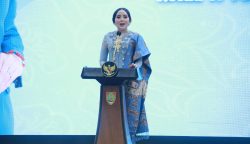 Ketua Tim Penggerak Pemberdayaan dan Kesejahteraan Keluarga Provinsi Kalimantan Tengah Aisyah Thisia Agustiar Sabran saat memberikan sambutan pada Peringatan Hari Kartini ke-147 Tahun 2026 yang dirangkai dengan Lomba Fashion Show di Aula Jayang Tingang Kantor Gubernur Kalimantan Tengah (Foto:ist)