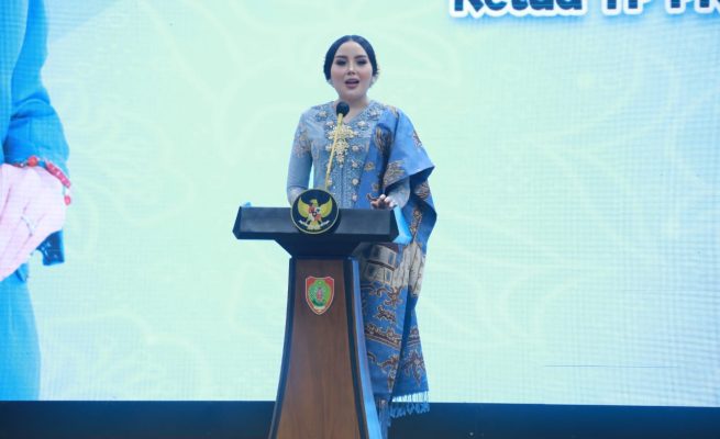 Ketua Tim Penggerak Pemberdayaan dan Kesejahteraan Keluarga Provinsi Kalimantan Tengah Aisyah Thisia Agustiar Sabran saat memberikan sambutan pada Peringatan Hari Kartini ke-147 Tahun 2026 yang dirangkai dengan Lomba Fashion Show di Aula Jayang Tingang Kantor Gubernur Kalimantan Tengah (Foto:ist)