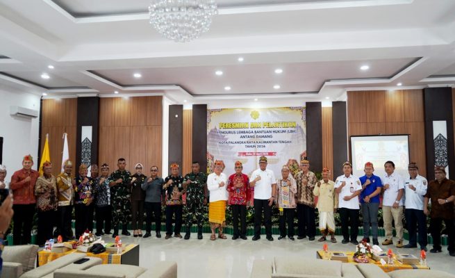 Foto bersama acara pelantikan dan pengukuhan pengurus Lembaga Bantuan Hukum (LBH) Antang Damang (Foto: ist)
