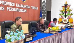 Kepala Dinas Perhubungan Kalteng, Yulindra Dedy, saat memimpin rapat menyikapi kondisi kenaikan harga dan kelangkaan BBM terhadap operasional angkutan orang dan barang (Fot: ist)