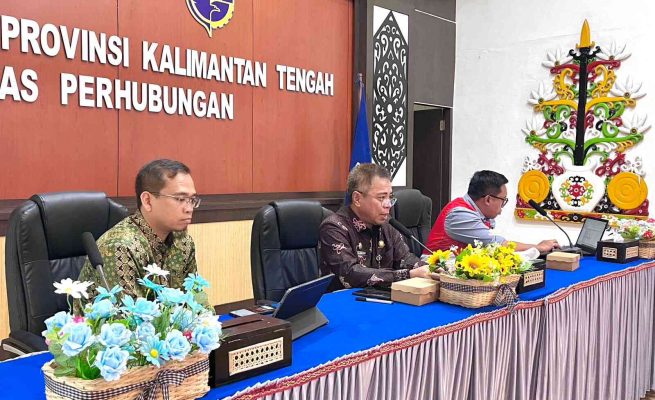 Kepala Dinas Perhubungan Kalteng, Yulindra Dedy, saat memimpin rapat menyikapi kondisi kenaikan harga dan kelangkaan BBM terhadap operasional angkutan orang dan barang (Fot: ist)