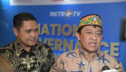Wagub Kalteng Edy Pratowo didampingi Plt Kadisdik saat diwawancarai usai menerima penghargaan