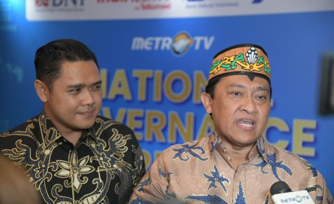 Wagub Kalteng Edy Pratowo didampingi Plt Kadisdik saat diwawancarai usai menerima penghargaan