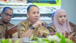 Plt Kadis ESDM Kalteng Sutoyo saat menghadiri rapat di DPRD Kalteng (Foto: ist)