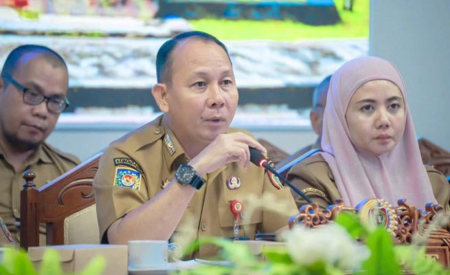 Plt Kadis ESDM Kalteng Sutoyo saat menghadiri rapat di DPRD Kalteng (Foto: ist)