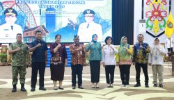 Pj Sekda Kalteng saat foto bersama dengan dalam Rakorda Program Bangga Kencana (Foto:ist)
