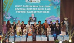 Pj Sekda Kalteng bersama Bunda PAUD saat foto bersama dalam Lomba Fashion Show dan mewarnai bersama anak PAUD (Foto: ist)
