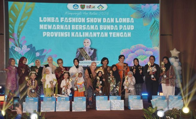 Pj Sekda Kalteng bersama Bunda PAUD saat foto bersama dalam Lomba Fashion Show dan mewarnai bersama anak PAUD (Foto: ist)