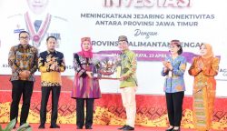 Gubernur Kalteng Agustiar Sabran saat menyerahkan cinderamata kepada Gubernur Jawa Timur Khofifah Indar Parawansa (Foto: Ist)