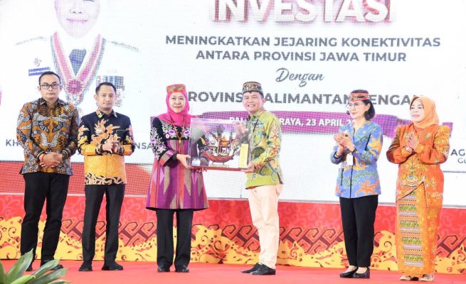 Gubernur Kalteng Agustiar Sabran saat menyerahkan cinderamata kepada Gubernur Jawa Timur Khofifah Indar Parawansa (Foto: Ist)