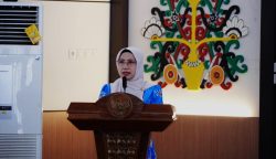 Asisten Administrasi Umum Setda Kalteng, Sunarti saat memberikan sambutan dalam penutupan Latsar CPNS Golongan II Angkatan IV serta Golongan III Angkatan XII hingga XVII di Aula Gedung D BPSDM Provinsi Kalteng (Foto: ist)