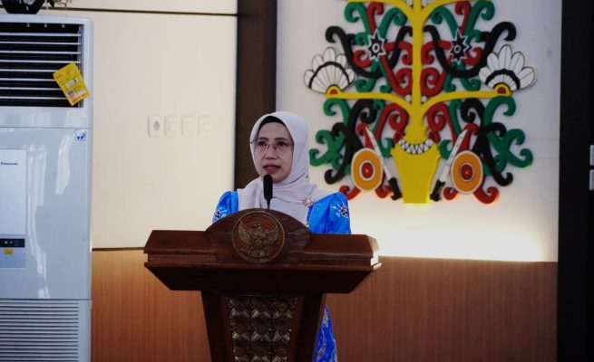 Asisten Administrasi Umum Setda Kalteng, Sunarti saat memberikan sambutan dalam penutupan Latsar CPNS Golongan II Angkatan IV serta Golongan III Angkatan XII hingga XVII di Aula Gedung D BPSDM Provinsi Kalteng (Foto: ist)