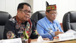 Plt Asisten Bidang Perekonomian dan Pembangunan Sekretariat Daerah Provinsi Kalimantan Tengah Darliansjah saat memimpin rapat sinkronisasi tata cara penilaian Badan Layanan Umum Daerah (BLUD) di Ruang Rapat Bajakah, Kantor Gubernur Kalimantan Tengah, Kamis 30 April 2026 (Foto: ist)