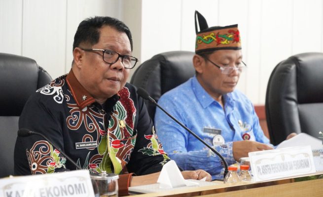 Plt Asisten Bidang Perekonomian dan Pembangunan Sekretariat Daerah Provinsi Kalimantan Tengah Darliansjah saat memimpin rapat sinkronisasi tata cara penilaian Badan Layanan Umum Daerah (BLUD) di Ruang Rapat Bajakah, Kantor Gubernur Kalimantan Tengah, Kamis 30 April 2026 (Foto: ist)