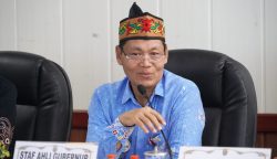 Staf Ahli Gubernur Bidang Ekonomi, Keuangan, dan Pembangunan Yuas Elko dalam rapat sinkronisasi tata cara penilaian Badan Layanan Umum Daerah (BLUD) di Ruang Rapat Bajakah, Kantor Gubernur Kalimantan Tengah, Kamis, 30 April 2026. (Foto: ist)