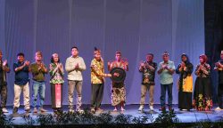 Sahli Yuas Elko beserta jajaran saat memukul gong tanda Pagelaran Sendratari Tahun 2026 Nansarunai Usak Jawa “Wusi Tungkau Nansarunai” dimulai (Foto: ist)