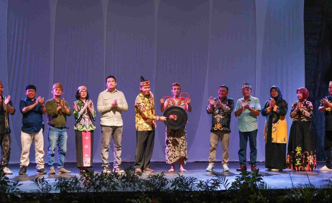 Sahli Yuas Elko beserta jajaran saat memukul gong tanda Pagelaran Sendratari Tahun 2026 Nansarunai Usak Jawa “Wusi Tungkau Nansarunai” dimulai (Foto: ist)