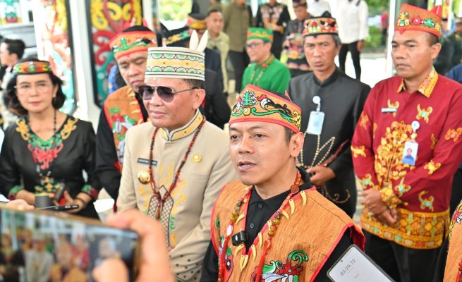 Wamendikdasmen RI, Fajar Riza Ul Haq saat diwawancarai awak media usai memimpin upacara Hardiknas 2026 di Kantor Gubernur Kalteng (Foto:ist)