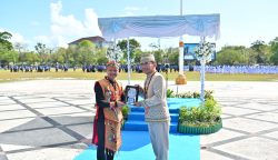 Wamendikdasmen RI, Fajar Riza Ul Haq saat menerima cinderamata dari Gubernur Kalteng Agustiar Sabran usai Upacara Hardiknas di Kantor Gubernur (Foto: ist)