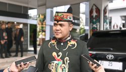 Plt. Kepala Dinas Pendidikan Kalteng, Muhammad Reza Prabowo saat diwawancarai usai upacara hardiknas 2026 di Halaman Kantor Gubernur Kalteng (Foto: ist)