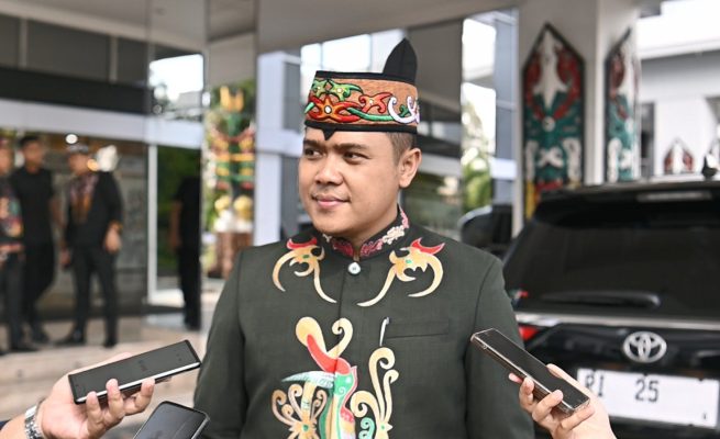 Plt. Kepala Dinas Pendidikan Kalteng, Muhammad Reza Prabowo saat diwawancarai usai upacara hardiknas 2026 di Halaman Kantor Gubernur Kalteng (Foto: ist)