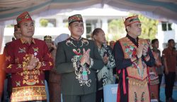 Plt. Kepala Dinas Pendidikan Kalteng, Muhammad Reza Prabowo (tengah) saat upacara Hardiknas 2026 di Halaman Kantor Gubernur Kalteng (Foto: ist)