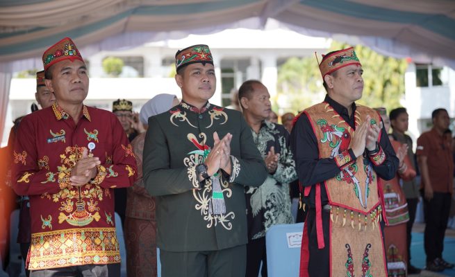 Plt. Kepala Dinas Pendidikan Kalteng, Muhammad Reza Prabowo (tengah) saat upacara Hardiknas 2026 di Halaman Kantor Gubernur Kalteng (Foto: ist)