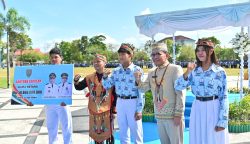 Kemendikdasmen RI Fajar Riza Ul Haq usai menyerahkan secara simbolis bantuan kepada salah satu siswa (Foto: ist)