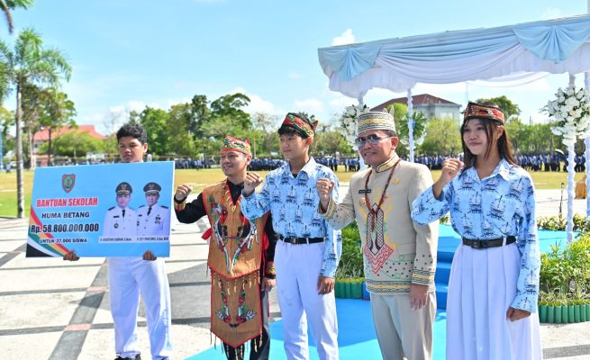 Kemendikdasmen RI Fajar Riza Ul Haq usai menyerahkan secara simbolis bantuan kepada salah satu siswa (Foto: ist)