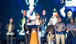 Gubernur Kalteng, Agustiar Sabran, menyampaikan sambutan dan menyapa masyarakat Kalteng pada Huma Betang Night (Foto:ist)