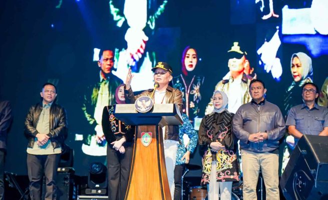 Gubernur Kalteng, Agustiar Sabran, menyampaikan sambutan dan menyapa masyarakat Kalteng pada Huma Betang Night (Foto:ist)