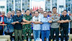 Gubernur Kalteng Agustiar Sabran saat foto bersama dengan Forkopimda dan perwakilan buruh (Foto:ist)