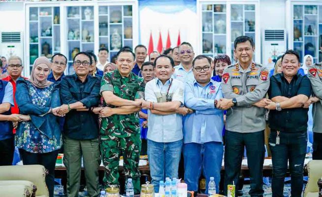 Gubernur Kalteng Agustiar Sabran saat foto bersama dengan Forkopimda dan perwakilan buruh (Foto:ist)