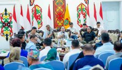 Gubernur Agustiar Sabran menyampaikan sambutan dan respon saat diskusi bersama serikat buruh di Istana Isen Mulang (Foto: ist)