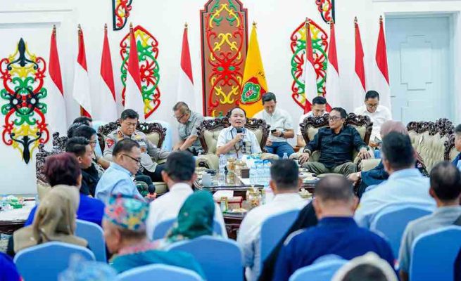 Gubernur Agustiar Sabran menyampaikan sambutan dan respon saat diskusi bersama serikat buruh di Istana Isen Mulang (Foto: ist)