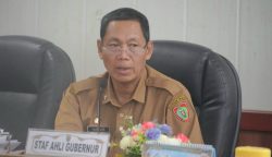 Staf Ahli Gubernur Kalimantan Tengah Bidang Ekonomi, Keuangan, dan Pembangunan Yuas Elko saat menghadiri Rapat Koordinasi Pengendalian Inflasi Tahun 2026 serta Sosialisasi Sensus Ekonomi 2026 dan Penyelenggaraan Jaminan Produk Halal bersama Menteri Dalam Negeri Republik Indonesia secara virtual dari Ruang Rapat Bajakah Lantai II Kantor Gubernur (Foto: ist)