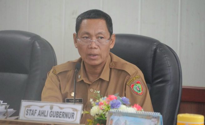 Staf Ahli Gubernur Kalimantan Tengah Bidang Ekonomi, Keuangan, dan Pembangunan Yuas Elko saat menghadiri Rapat Koordinasi Pengendalian Inflasi Tahun 2026 serta Sosialisasi Sensus Ekonomi 2026 dan Penyelenggaraan Jaminan Produk Halal bersama Menteri Dalam Negeri Republik Indonesia secara virtual dari Ruang Rapat Bajakah Lantai II Kantor Gubernur (Foto: ist)