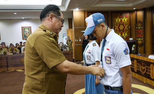 Sahli Darliansjah saat menyematkan kokarde kepada salah satu peserta seleksi Paskibraka Tahun 2026 (Foto: ist)